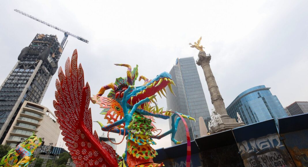 Alebrijes y zombis llenan el Centro por Día de Muertos