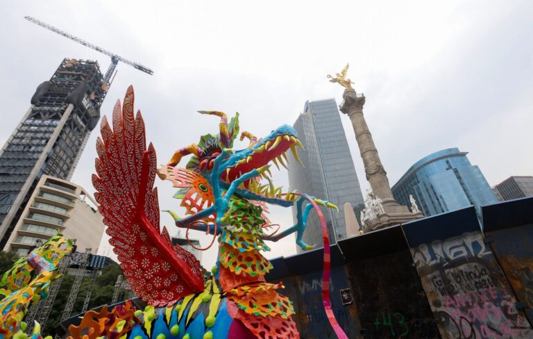 Alebrijes y zombis llenan CDMX por Día de Muertos