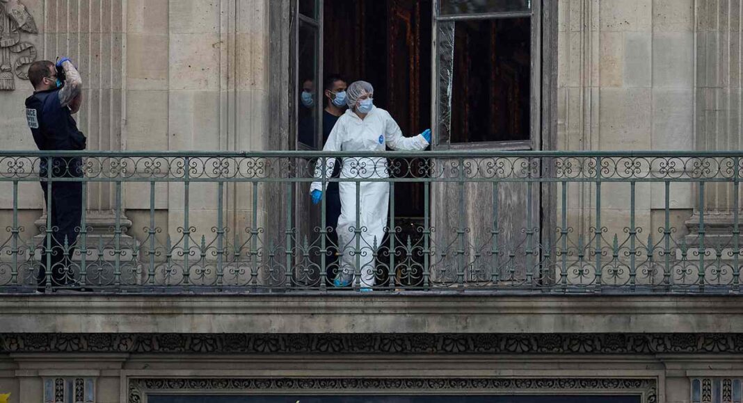 Robo de joyas invaluables sacude al Louvre en París