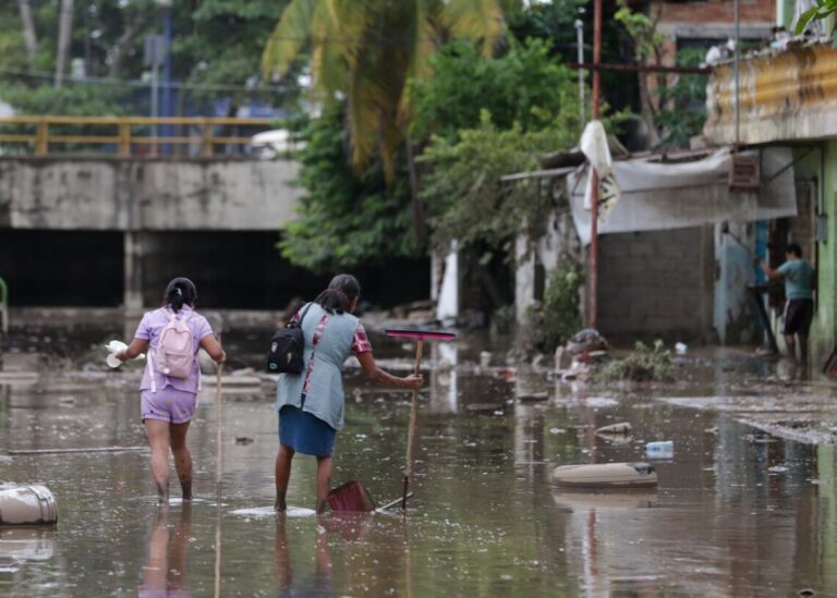 Suman 70 personas fallecidas por lluvias; 160 comunidades siguen incomunicadas