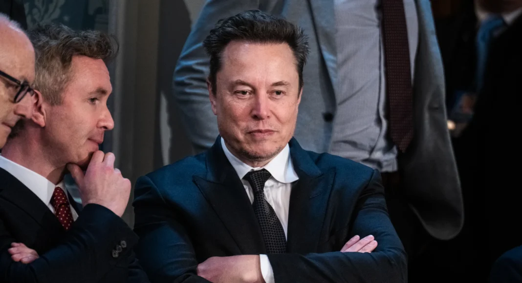Elon Musk roza los 500 mil mdd y rompe récord histórico