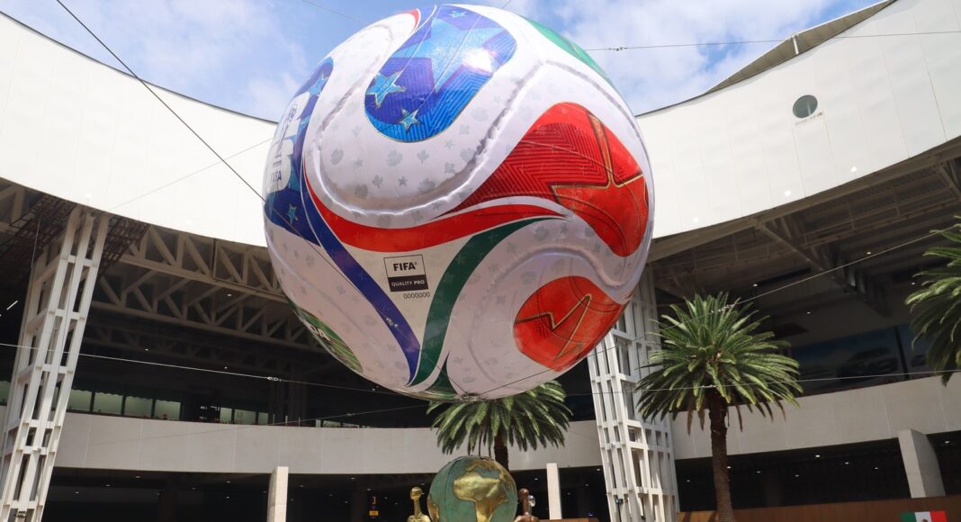 Instalan réplica gigante del balón del Mundial 2026 en el AICM
