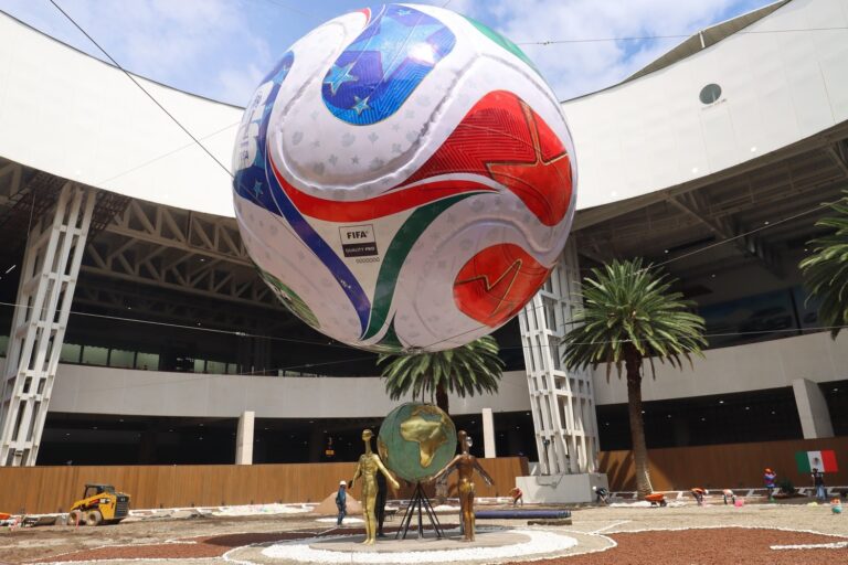 Instalan réplica gigante del balón del Mundial 2026 en el AICM