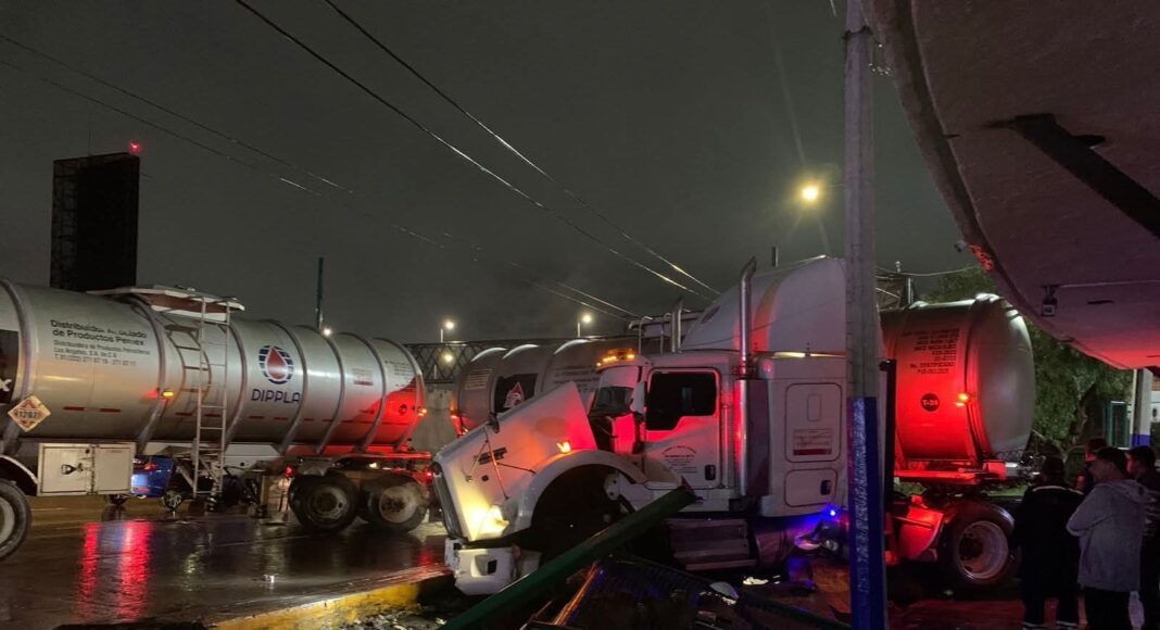 Pipa de Pemex pierde el control y se impacta en San Juan de Aragón