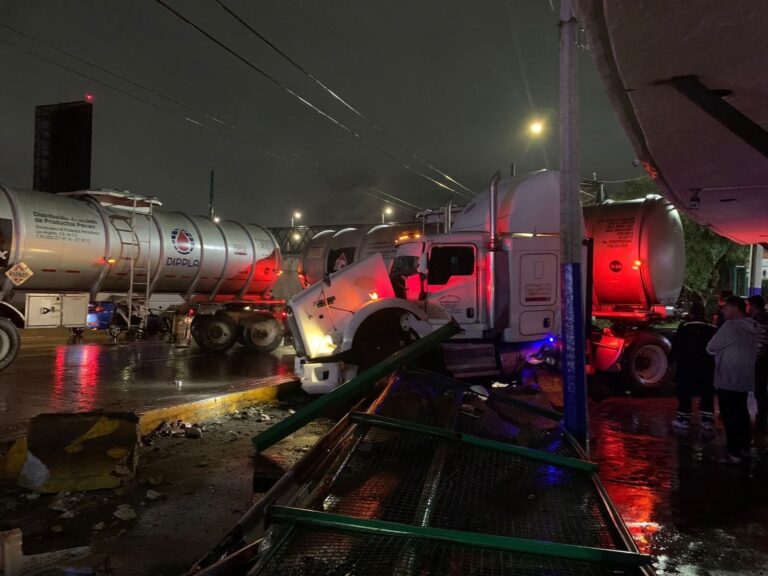 Pipa de Pemex pierde el control y se impacta en San Juan de Aragón