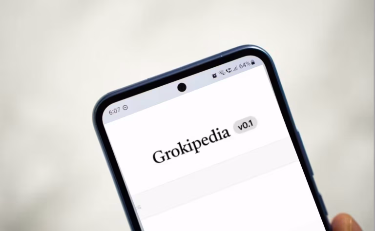 Elon Musk lanza Grokipedia, alternativa de IA a Wikipedia