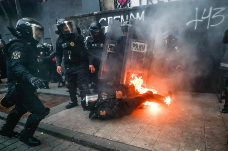 Detienen a encapuchado por robo en marcha del 2 de octubre