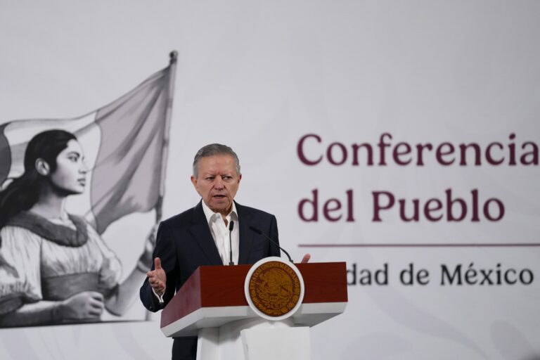 Zaldívar denuncia campaña contra reforma al amparo