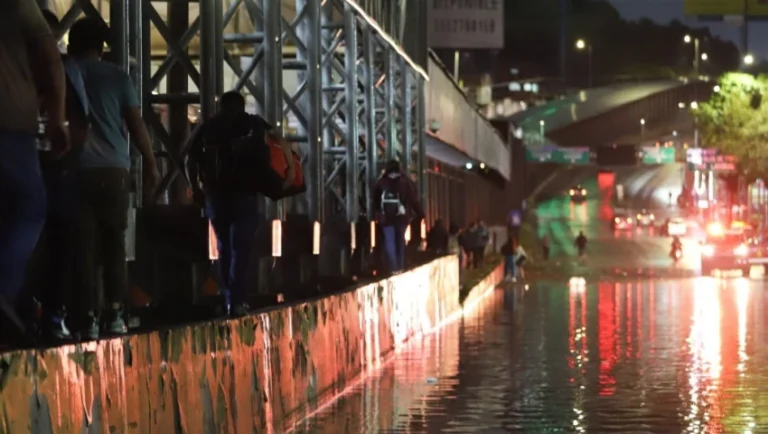 Caos en CDMX tras lluvias torrenciales: Metro y calles inundadas