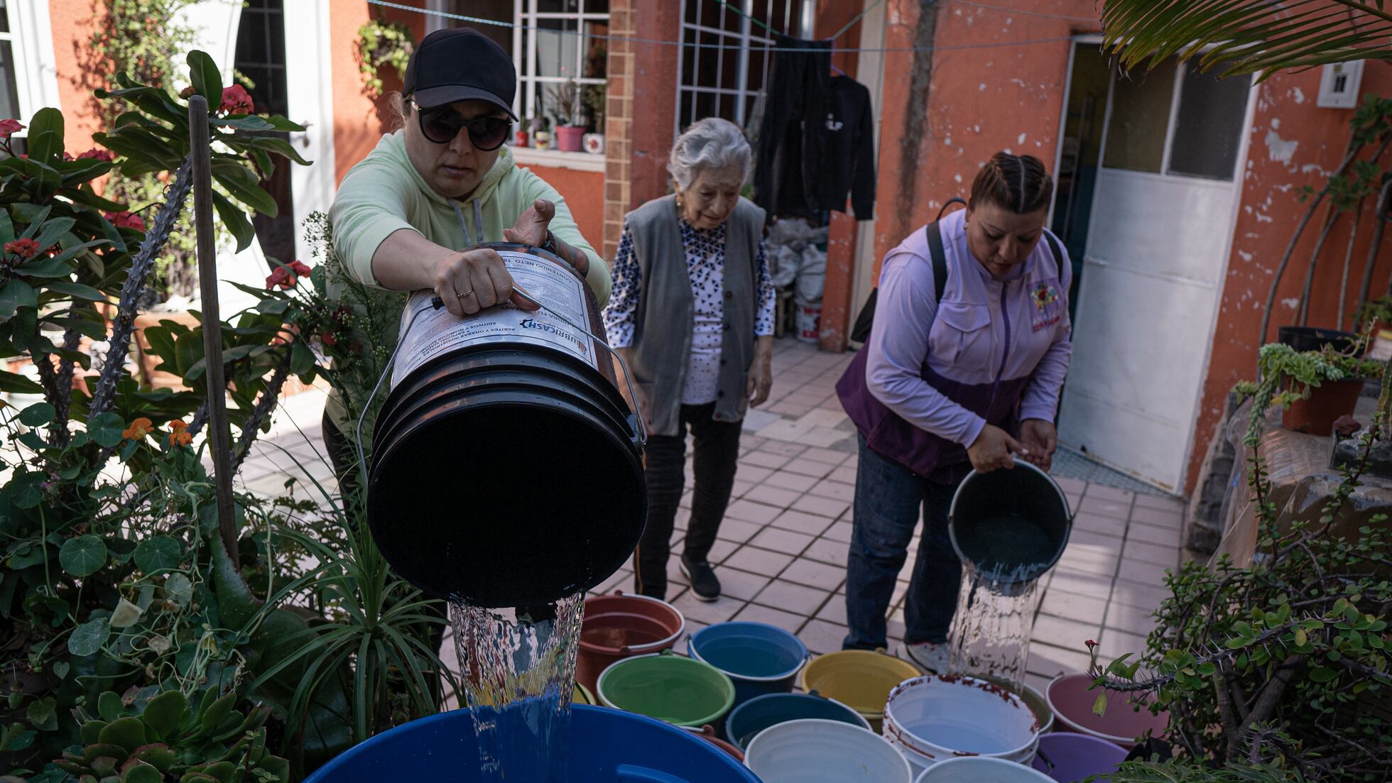4 Vecinos de Iztapalapa reciben agua sucia y escasa por décadas