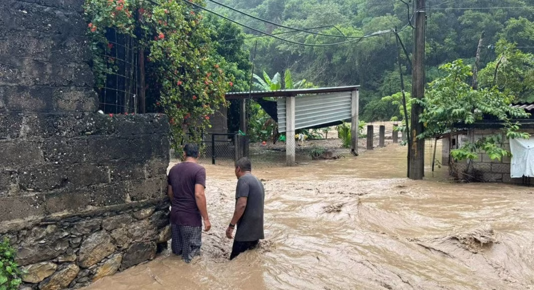 Desbordamiento del río Amajac deja incomunicadas comunidades en Hidalgo