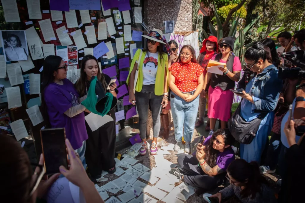 Feministas exigen la renuncia de Paco Ignacio Taibo II 2 Feministas exigen la renuncia de Paco Ignacio Taibo II