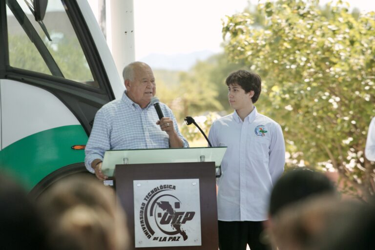 Gobernador entrega nuevos espacios y autobús a la UTLP