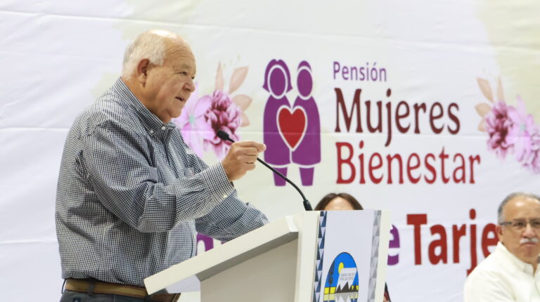 Entregan tarjetas del programa Mujeres Bienestar en BCS