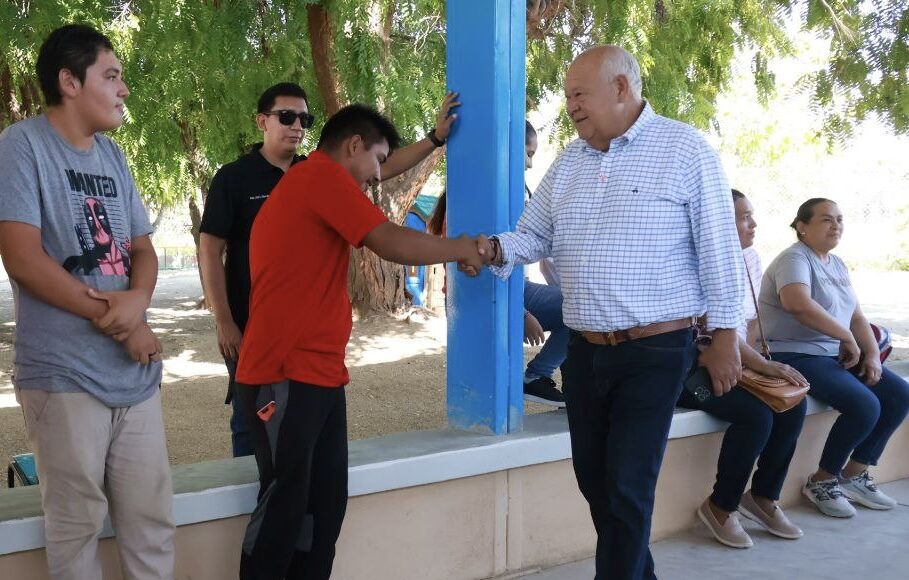 Gobernador entrega transporte al CAM 10 de Todos Santos