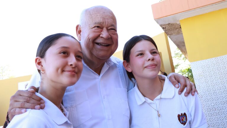 Gobernador de BCS destaca compromiso con la educación secundaria
