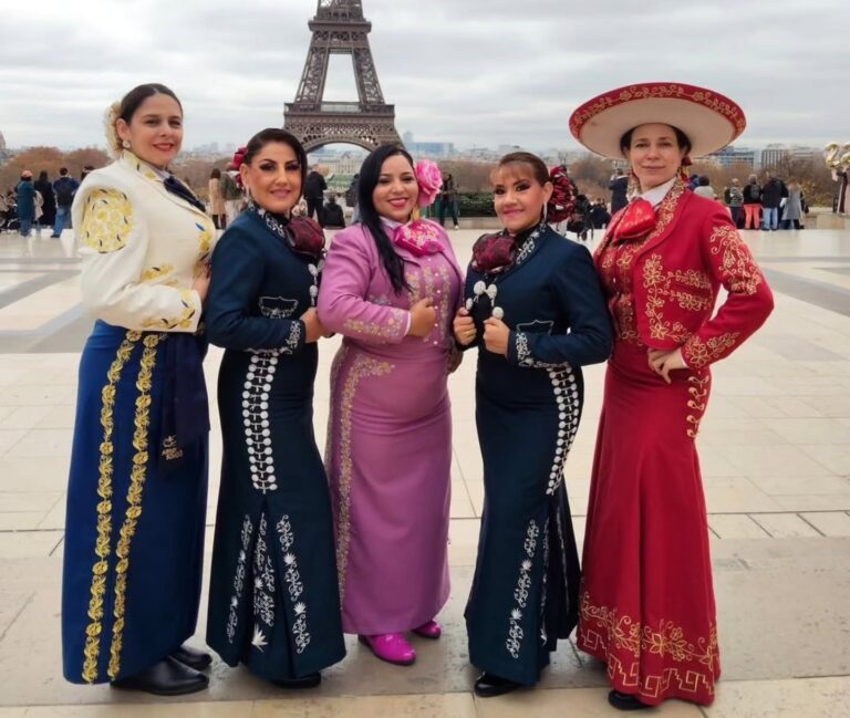 Mujeres mariachis desafían estereotipos y toman el escenario