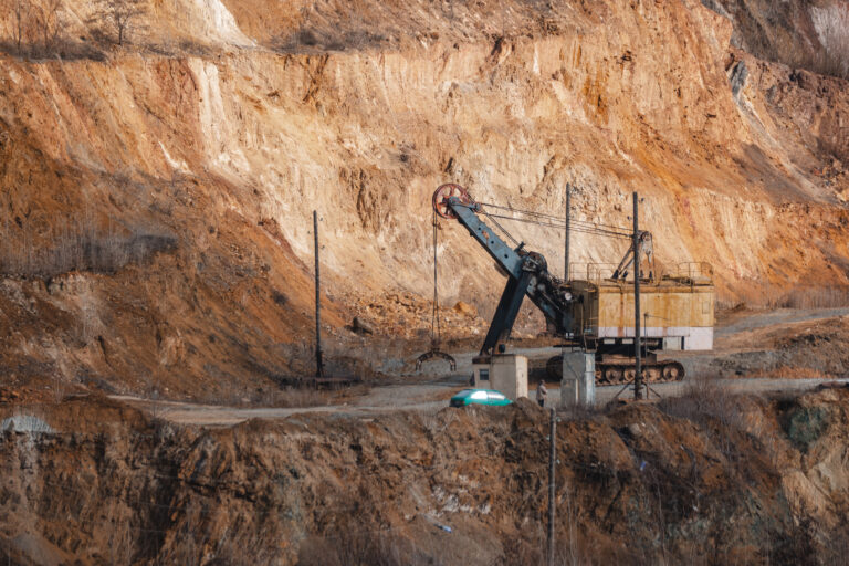 China suspende restricciones a exportación de tierras raras y baterías de litio