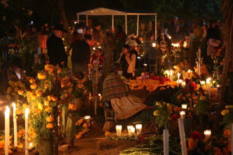 “Alumbrada de los Muertos” ilumina Santa María Atzompa