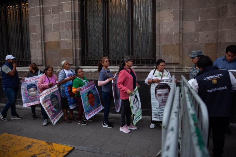 Padres de los 43 se reúnen de nuevo con Sheinbaum