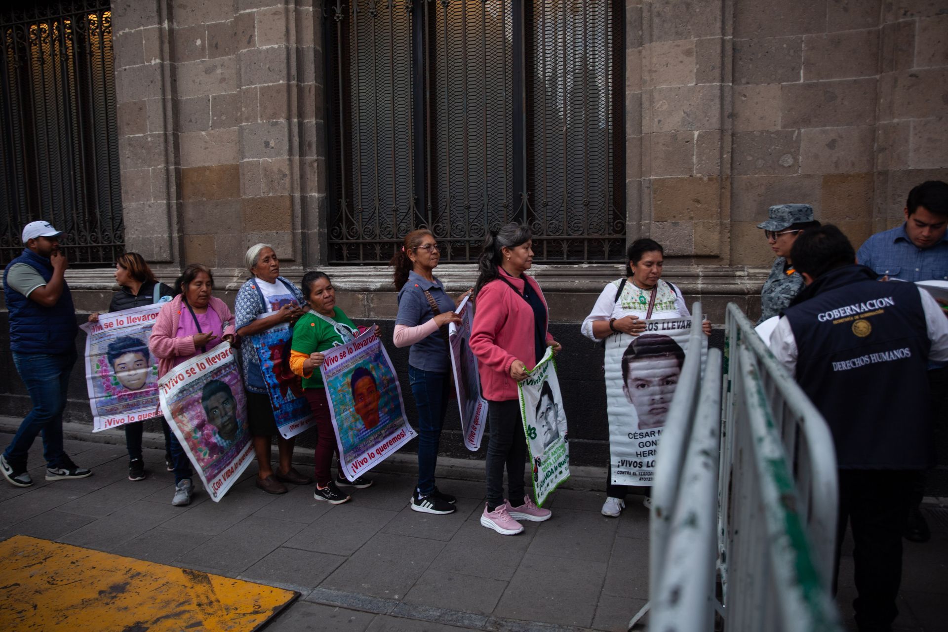 10 Padres de los 43 se reúnen de nuevo con Sheinbaum