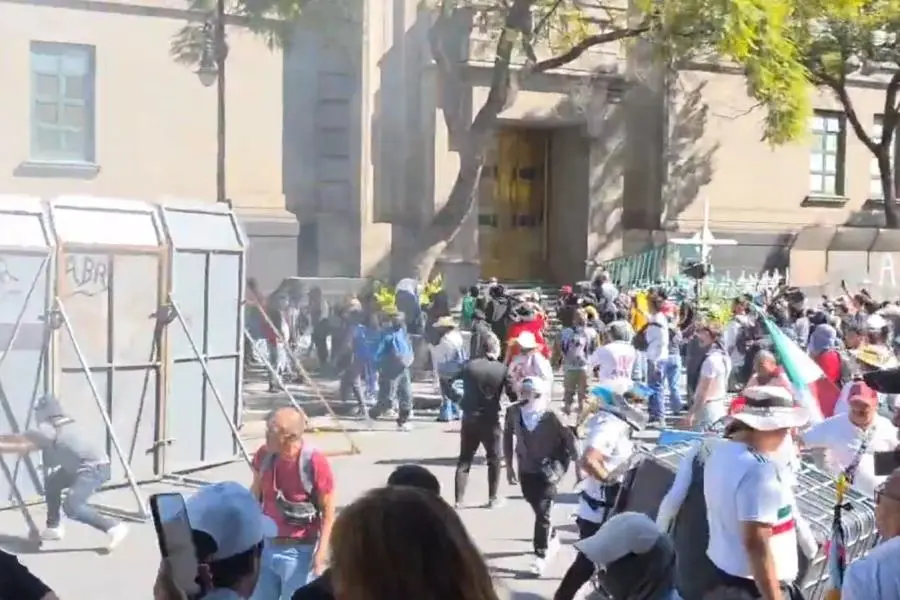 SCJN cierra su puerta principal tras daños en protesta de jóvenes 1 SCJN cierra su puerta principal tras daños en protesta de jóvenes