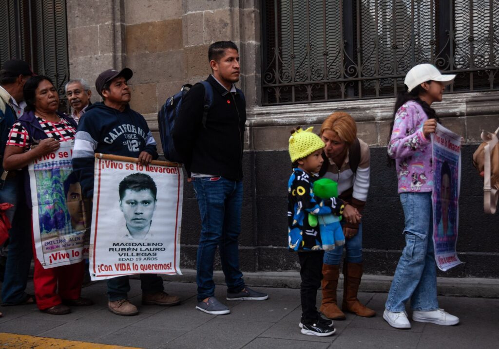 Padres de los 43 se reúnen de nuevo con Sheinbaum 9 Padres de los 43 se reúnen de nuevo con Sheinbaum