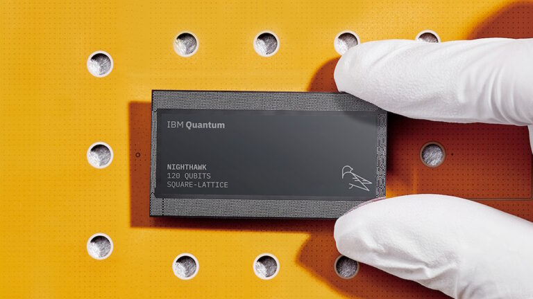 IBM revela chip Nighthawk y su plan cuántico al 2030