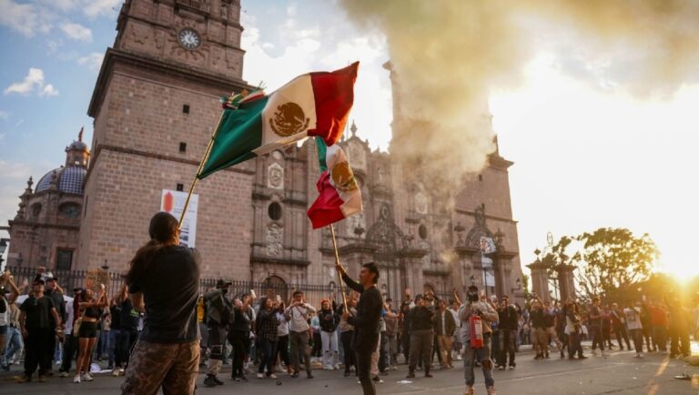 Uruapan exige justicia por asesinato de su alcalde