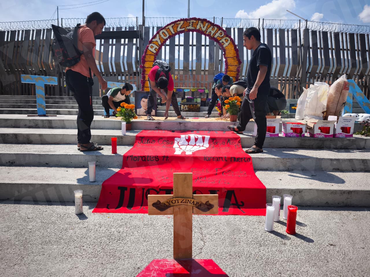 13 Estudiantes de Ayotzinapa honran a sus compañeros caídos