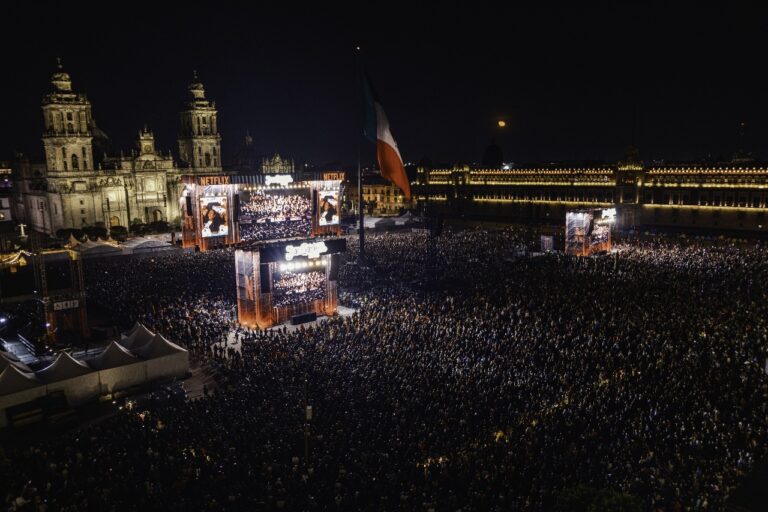El Zócalo se rinde otra vez ante Juan Gabriel