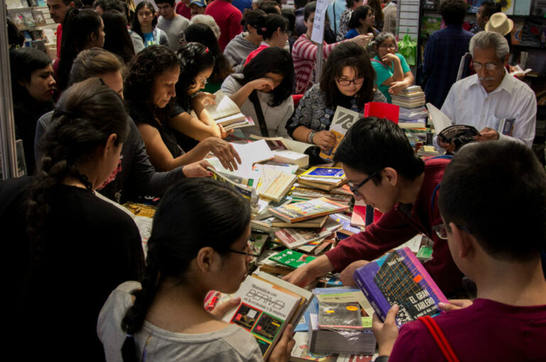 FCE traza plan 2025-2030 ante caída de lectura en México