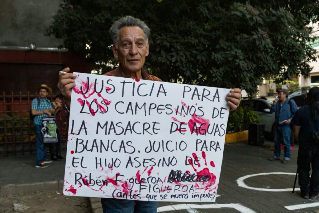 Protestan en Chilpancingo para borrar nombre de Rubén Figueroa 3 Protestan en Chilpancingo para borrar nombre de Rubén Figueroa