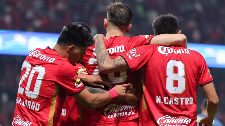 Toluca vence al América y pelea la cima del torneo