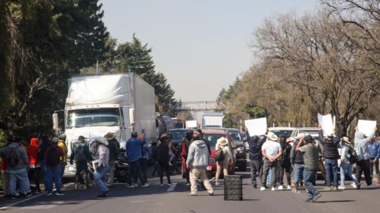 Bloqueos en la México-Toluca paralizan tránsito por más de ocho horas
