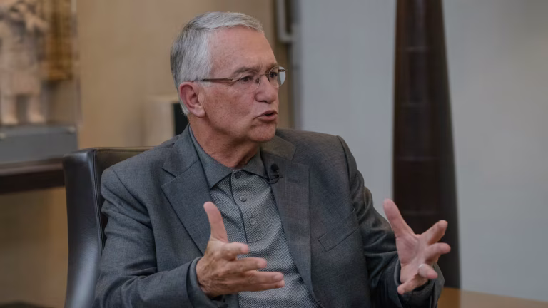 TV Azteca busca prolongar proceso en EU por deuda millonaria