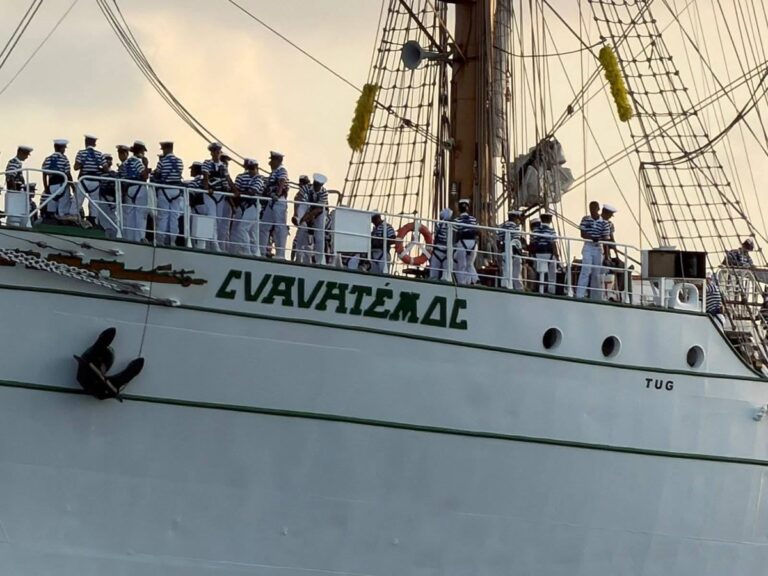 Buque escuela Cuauhtémoc llega a Veracruz entre aplausos