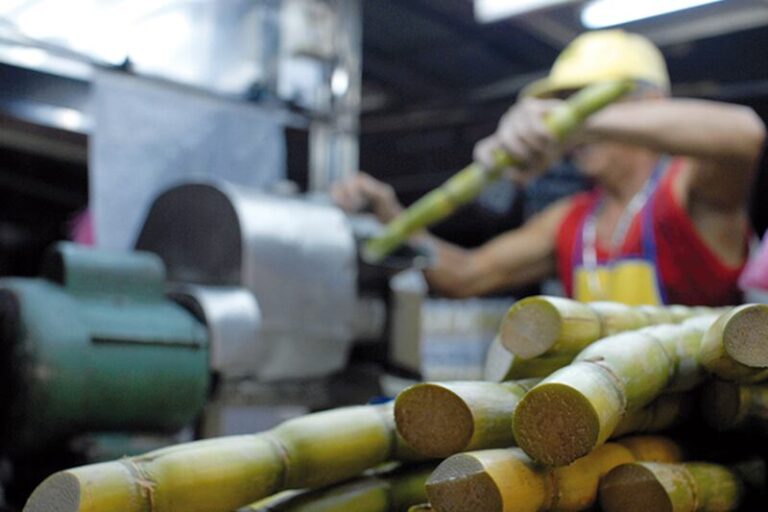 México eleva arancel al azúcar para proteger a cañeros