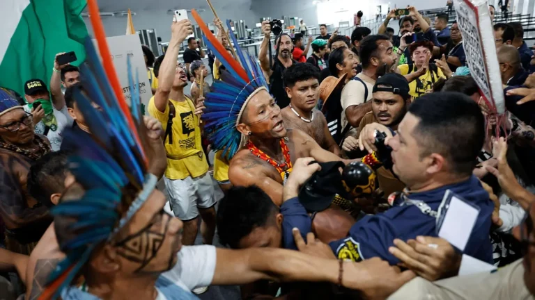 COP30 reanuda negociaciones tras protesta indígena