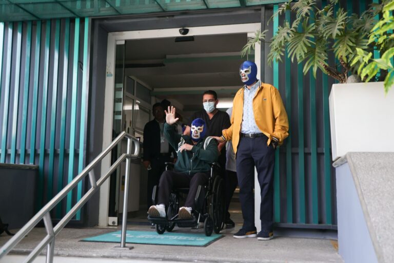 Blue Demon Jr. recibe el alta médica tras accidente automovilístico