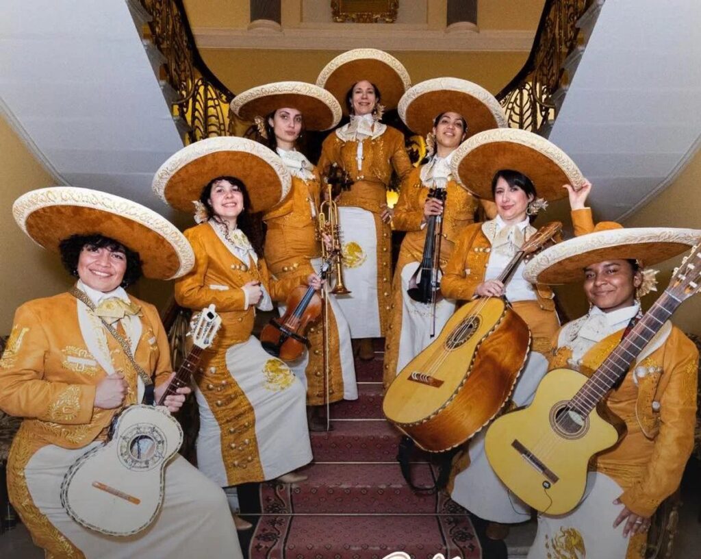 Mujeres mariachis desafían estereotipos y toman el escenario 2 Mujeres mariachis desafían estereotipos y toman el escenario