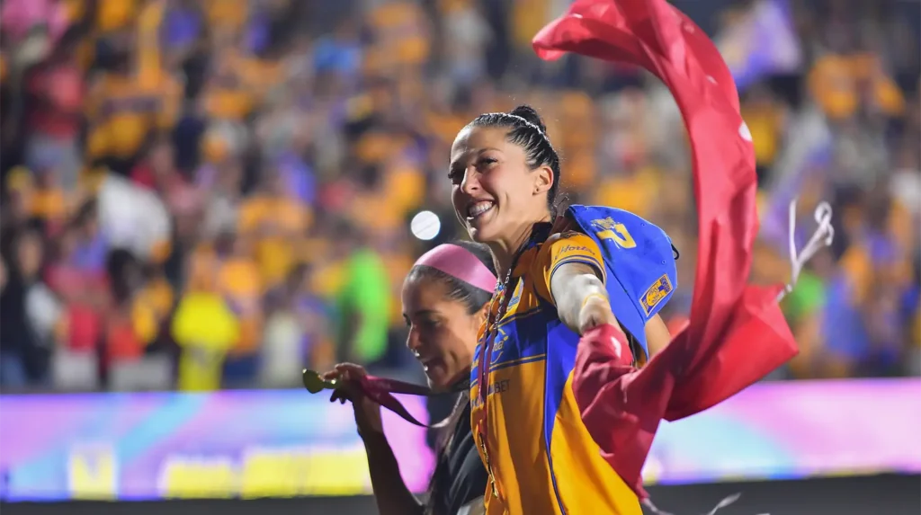Jenni Hermoso celebra título con Tigres Femenil 2 Jenni Hermoso celebra título con Tigres Femenil