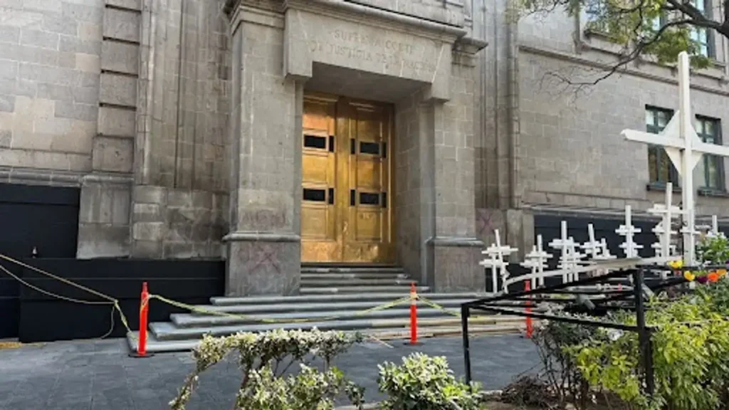 SCJN cierra su puerta principal tras daños en protesta de jóvenes 2 SCJN cierra su puerta principal tras daños en protesta de jóvenes