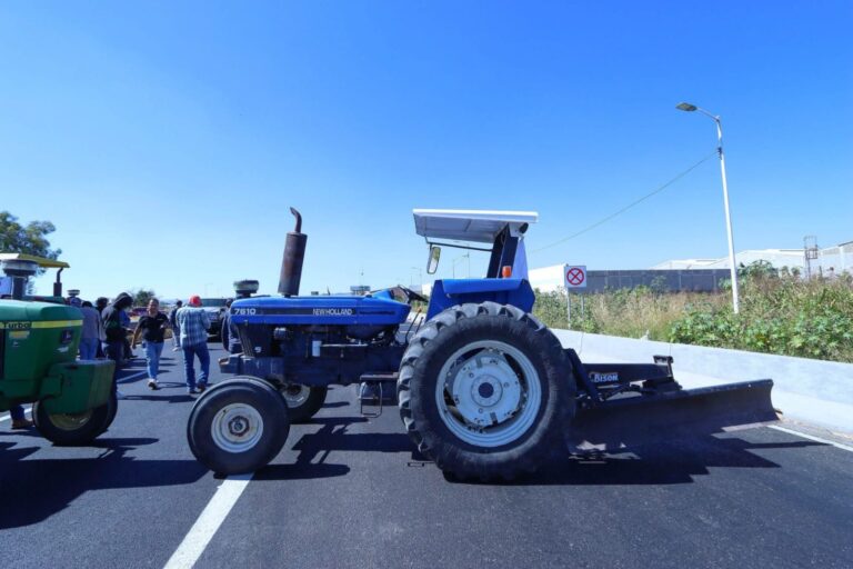 Campesinos bloquean oficinas en Campeche ante falta de mercado para vender maíz