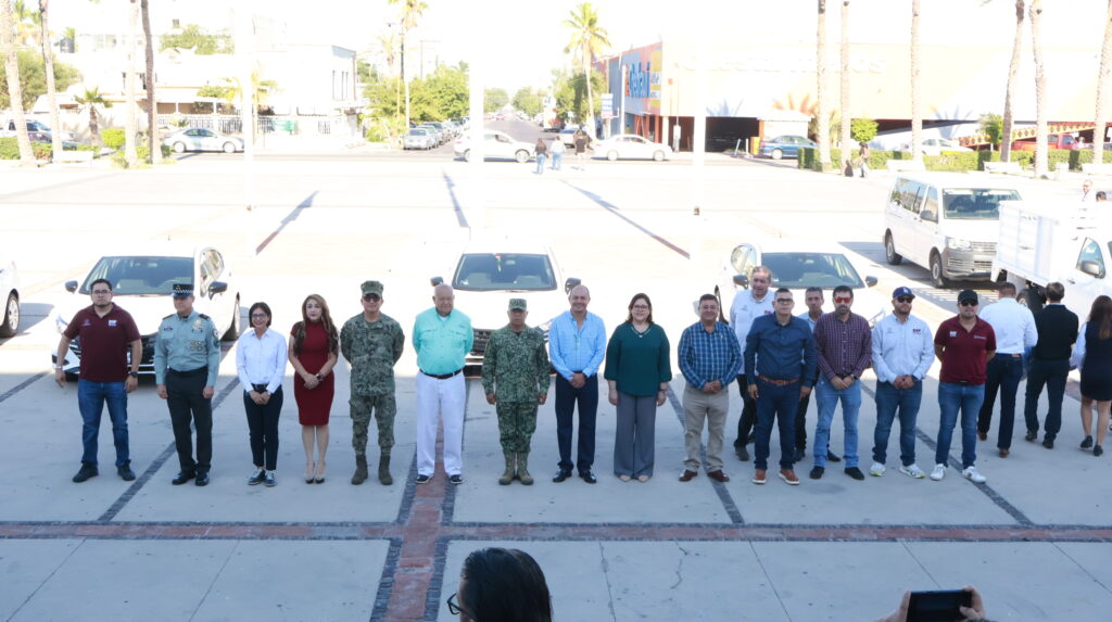 Gobernador de BCS entrega vehículos al SEDIF para fortalecer programas sociales 2 Gobernador de BCS entrega vehículos al SEDIF para fortalecer programas sociales
