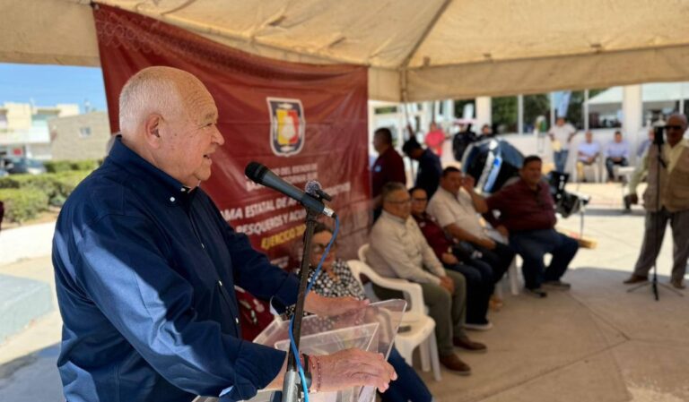 Castro Cosío entrega apoyos a 180 pescadores y acuicultores en Comondú