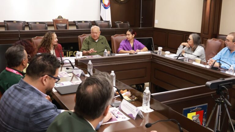 BCS firma convenio para fortalecer atención a mujeres