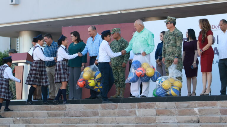 Gobernador de BCS entrega vehículos al SEDIF para fortalecer programas sociales