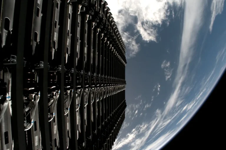 SpaceX pierde control de satélite Starlink tras falla en órbita