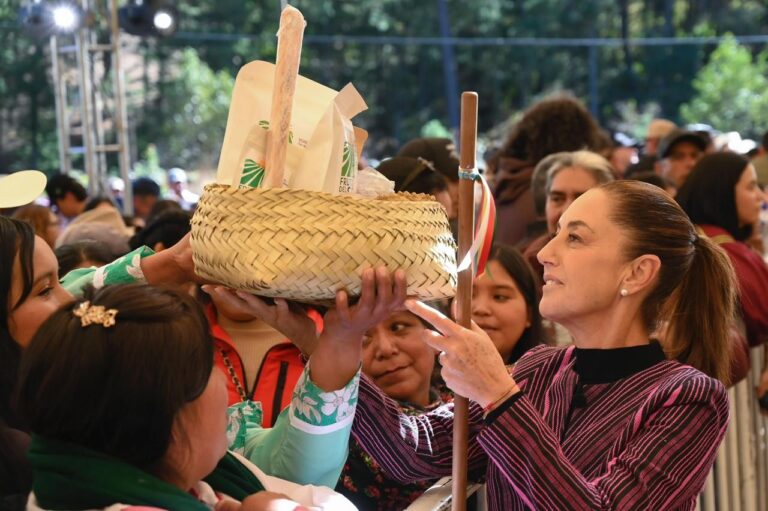 Sheinbaum restituye tierras al pueblo Ódami en Chihuahua